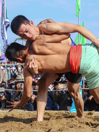 Sới vật kỳ lạ: không được ra đòn hiểm, làm đối thủ 'lấm lưng, trắng bụng' là thắng
