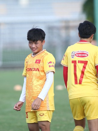 Sao trẻ bất ngờ vì được lên đội tuyển nữ Việt Nam, thần tượng Huỳnh Như, Thanh Nhã