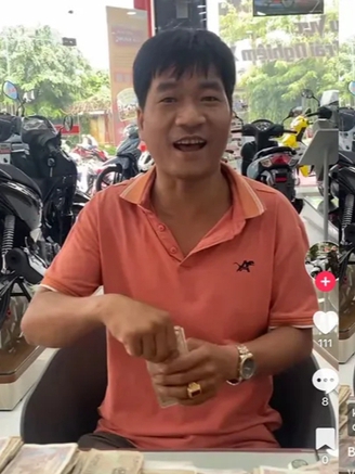Chồng mua xe tặng vợ bằng 11 kg tiền lẻ