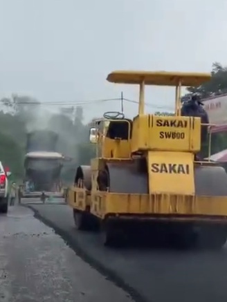 Thảm nhựa quốc lộ 15D khi trời mưa, đơn vị thi công bị 'tuýt còi'