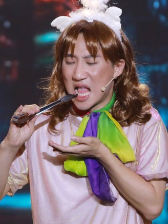 Diễn viên trẻ nuốt than nóng trên sân khấu khiến Ngọc Sơn 'thót tim'