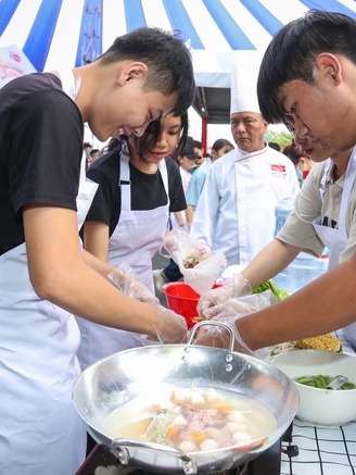 Hàng ngàn sinh viên tranh tài… nấu mì