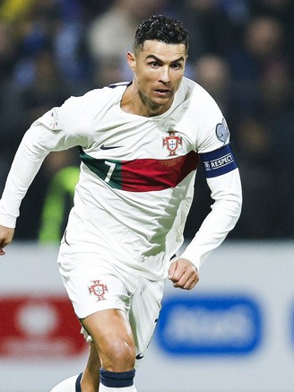 CĐV định tấn công Cristiano Ronaldo nhưng bất thành