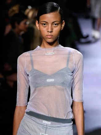 Váy áo trong suốt, xu hướng táo bạo nhất 2024, bạn có sẵn sàng thử?