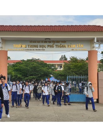 Vụ đánh thầy giáo ở Bình Thuận: Có xử lý hình sự phụ huynh được không?