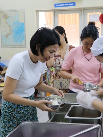 Trường học TP.HCM mời cha mẹ vào ăn cơm bán trú cùng con