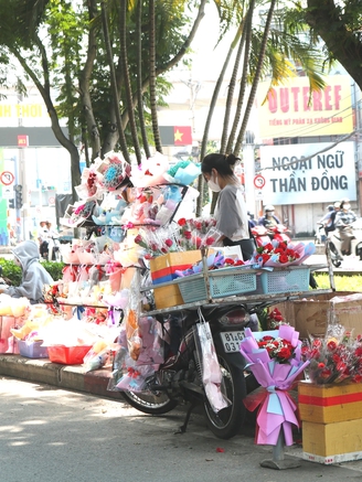 Người bán hàng hoa bó than ế ẩm trong ngày 20.10