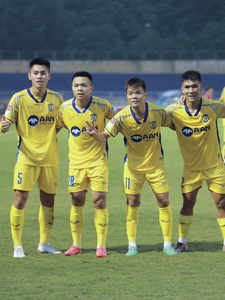 Sao đội tuyển Việt Nam bị đau, SLNA chơi hay nhưng hòa đáng tiếc trước Viettel