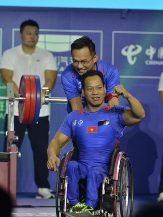 Lực sĩ Lê Văn Công nén đau, kiên cường thi đấu đoạt huy chương Asian Para Games 2023