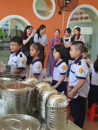 Trường học TP.HCM mời phụ huynh thăm nhà bếp, ăn cơm bán trú