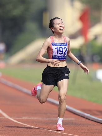 Cô gái nhỏ nhắn Lê Thị Tuyết lần đầu đoạt HCV 10.000 m điền kinh quốc gia
