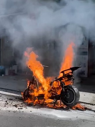 TP.HCM: Xe máy bốc cháy trên đường phố