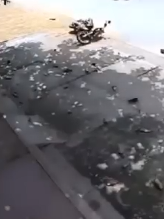 Clip 2 nữ sinh chạy qua đám lúa phơi bị ngã ra đường rồi gặp nạn: 1 em đã tử vong