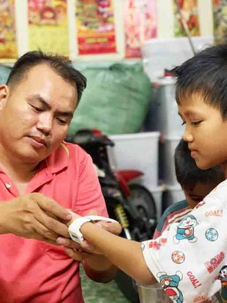 Chàng trai đi xin từng bó rau về nuôi hơn 200 đứa con