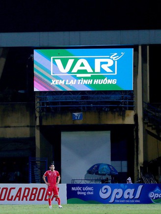 VAR tại V-League: HLV Vũ Tiến Thành lên tiếng, VPF đáp lời