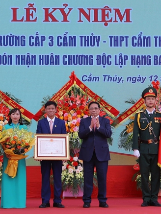 Thủ tướng dự lễ kỷ niệm 60 năm thành lập Trường THPT Cẩm Thủy 1