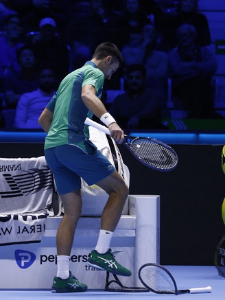 Tự đạp gãy 2 cây vợt, Djokovic vẫn giành chiến thắng trong trận ra quân ATP Finals