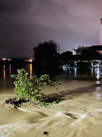 Nước sông Túy Loan dâng cao, người dân thức đêm đi tránh lụt