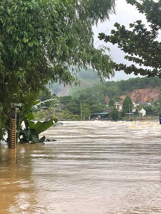 Hơn 20.000 học sinh miền núi ở Quảng Ngãi nghỉ học do mưa lũ