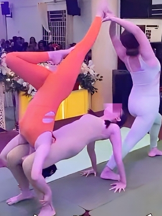 Mang yoga lên sân khấu đám cưới biểu diễn, liệu có lố bịch?