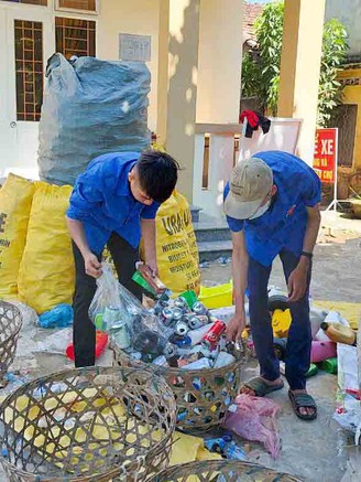 'Quỹ ve chai' hỗ trợ học sinh đến lớp