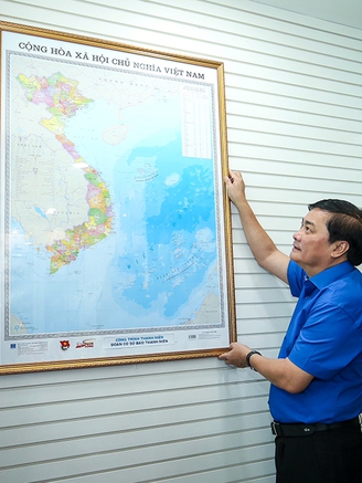 Người trẻ Báo Thanh Niên treo bản đồ tại nơi làm việc để tự hào Tổ quốc