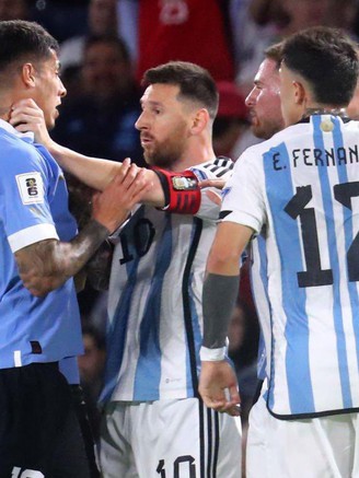 Messi nổi giận vì bị phạm lỗi, Argentina và Brazil cùng nhận thất bại