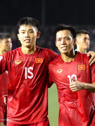 Món quà vô giá của HLV Troussier dành cho Văn Quyết, hãy tiếp tục tỏa sáng đi