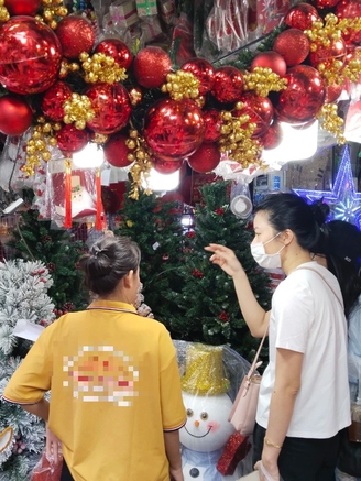 Khách dè sẻn, chủ các tiệm đồ trang trí Noel lo ngại buôn bán không khả quan