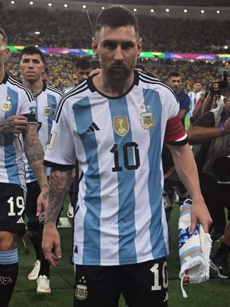 Brazil 0-1 Argentina: Bạo động trên khán đài, Messi tức giận rời sân...