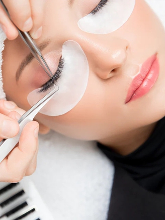 Cấy ghép lông mi để đẹp tự nhiên hay trở thành 'bộ rèm' dày cộm?