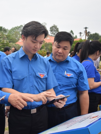 Bí thư T.Ư Đoàn Nguyễn Minh Triết trao 3 công trình số hóa cho tỉnh Đồng Tháp