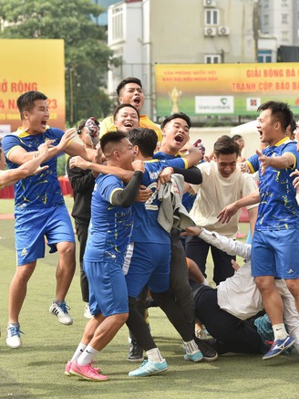 Giải bóng đá tranh Cúp Báo Đại biểu Nhân dân đã tìm ra nhà vô địch