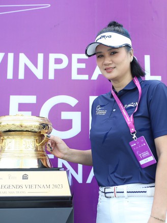Hoa khôi Kim Huệ rước cúp ở giải golf huyền thoại, tổng tiền thưởng 31 tỉ đồng