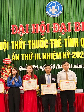 Chị Bùi Thị Vân Anh làm Chủ tịch Hội Thầy thuốc trẻ tỉnh Quảng Trị