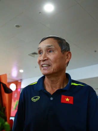 Đội tuyển nữ Việt Nam về nước an toàn, HLV Mai Đức Chung nói lời xúc động