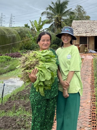 Cô gái trồng nông sản quanh nhà, tận hưởng cuộc sống bình yên...