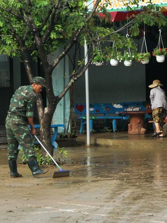 Đà Nẵng: Bộ đội đặc công dọn bùn non để học sinh sớm quay lại trường học