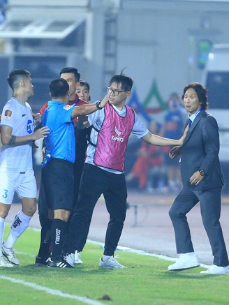 HLV Gong Oh-kyun và cầu thủ Trần Văn Kiên thoát án phạt nguội, không bị thẻ đỏ