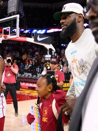 Tái xuất sau sự cố ngưng tim, con trai LeBron James khiến cha tự hào