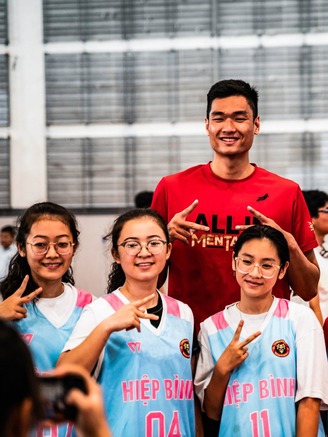 Cầu thủ bóng rổ cao nhất Việt Nam với món quà đặc biệt tặng fan nhí