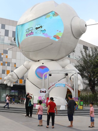 Bạn trẻ rủ nhau check-in với robot ‘siêu to khổng lồ’