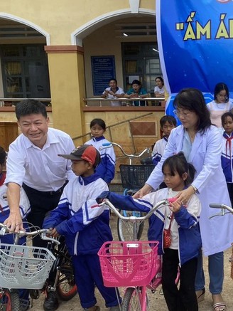 Trao 1.000 suất quà, 100 xe đạp cho trẻ em vùng sâu Gia Lai