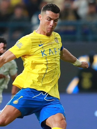 Cristiano Ronaldo qua mặt Erling Haaland, ghi 51 bàn trong năm 2023