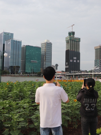 Hàng ngàn người 'check-in' công viên mới toanh ở bờ sông Sài Gòn