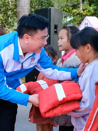 Tuổi trẻ Quảng Ninh mang hơi ấm về vùng cao