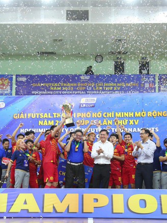Ngược dòng nghẹt thở để vô địch, đội bóng Thái Lan có hành động tuyệt đẹp