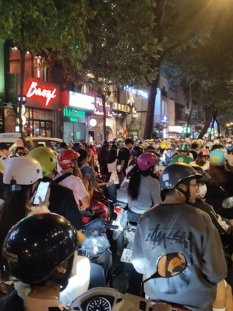 Mệt lả người vì kẹt xe ‘khủng khiếp’ ở trung tâm thành phố vào đêm Giao thừa