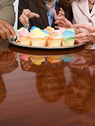 Chuyên gia: Ăn bánh ngọt tại văn phòng có hại như hút thuốc lá thụ động