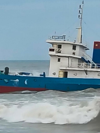Quảng Ngãi: Chốt phương án đưa 8.000 lít dầu trên tàu hàng bị gãy đôi vào bờ